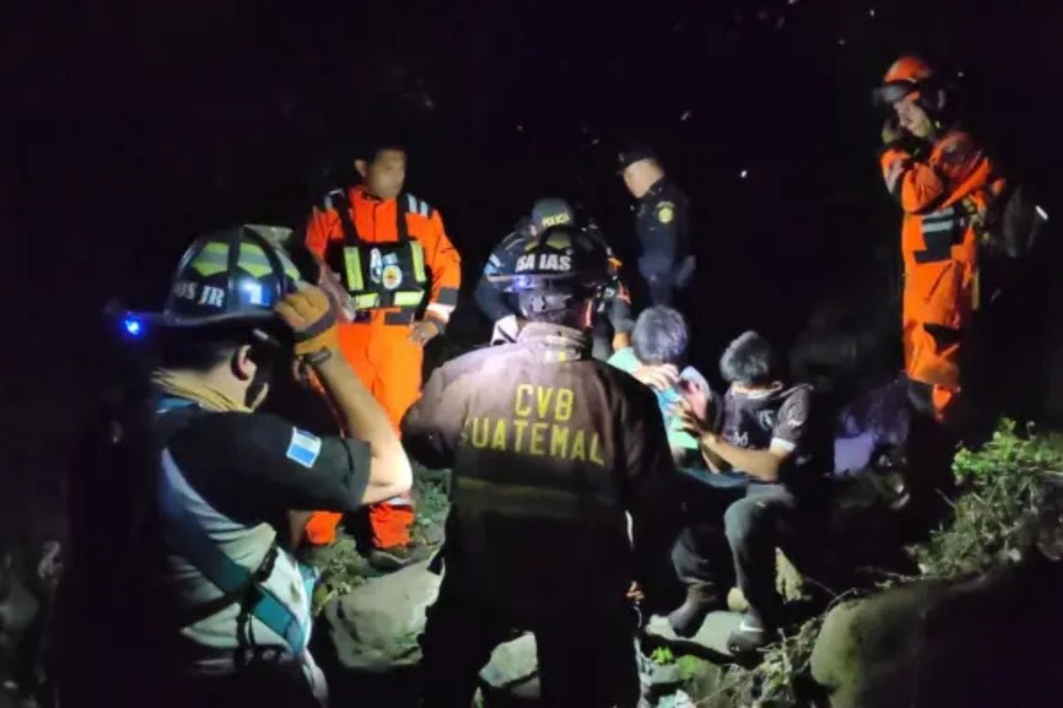 Rescatan a 11 adolescentes tras más de 11 horas de búsqueda en una montaña de Amatitlán