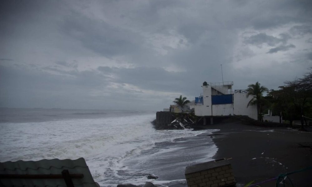 Tormenta Cristina eleva vigilancia en Guatemala mientras lluvias y oleaje dejan daños en Iztapa