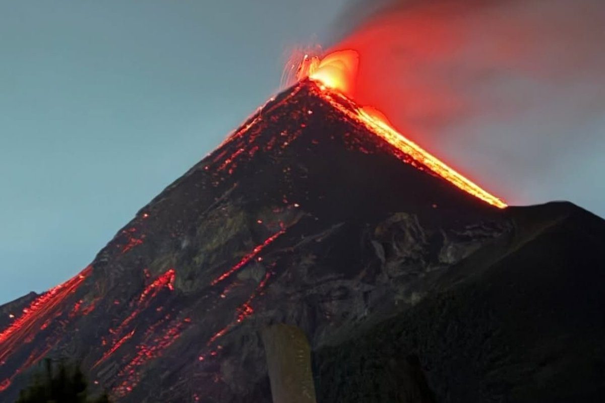 Volcán de Fuego video de turistas expone riesgos en zona restringida