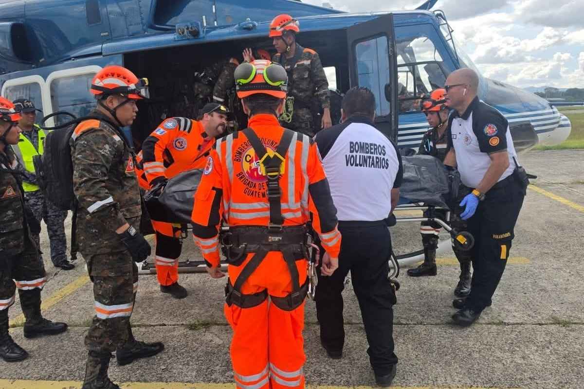Accidente aéreo en Chimaltenango reanudan búsqueda de rescatista y extracción de la tercera víctima
