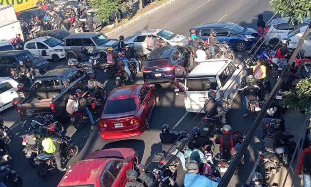 Alza de combustibles desata bloqueo de taxistas y paraliza la calzada Roosevelt