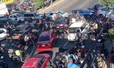 Alza de combustibles desata bloqueo de taxistas y paraliza la calzada Roosevelt
