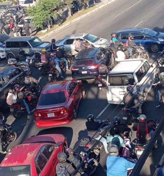 Alza de combustibles desata bloqueo de taxistas y paraliza la calzada Roosevelt
