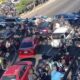 Alza de combustibles desata bloqueo de taxistas y paraliza la calzada Roosevelt