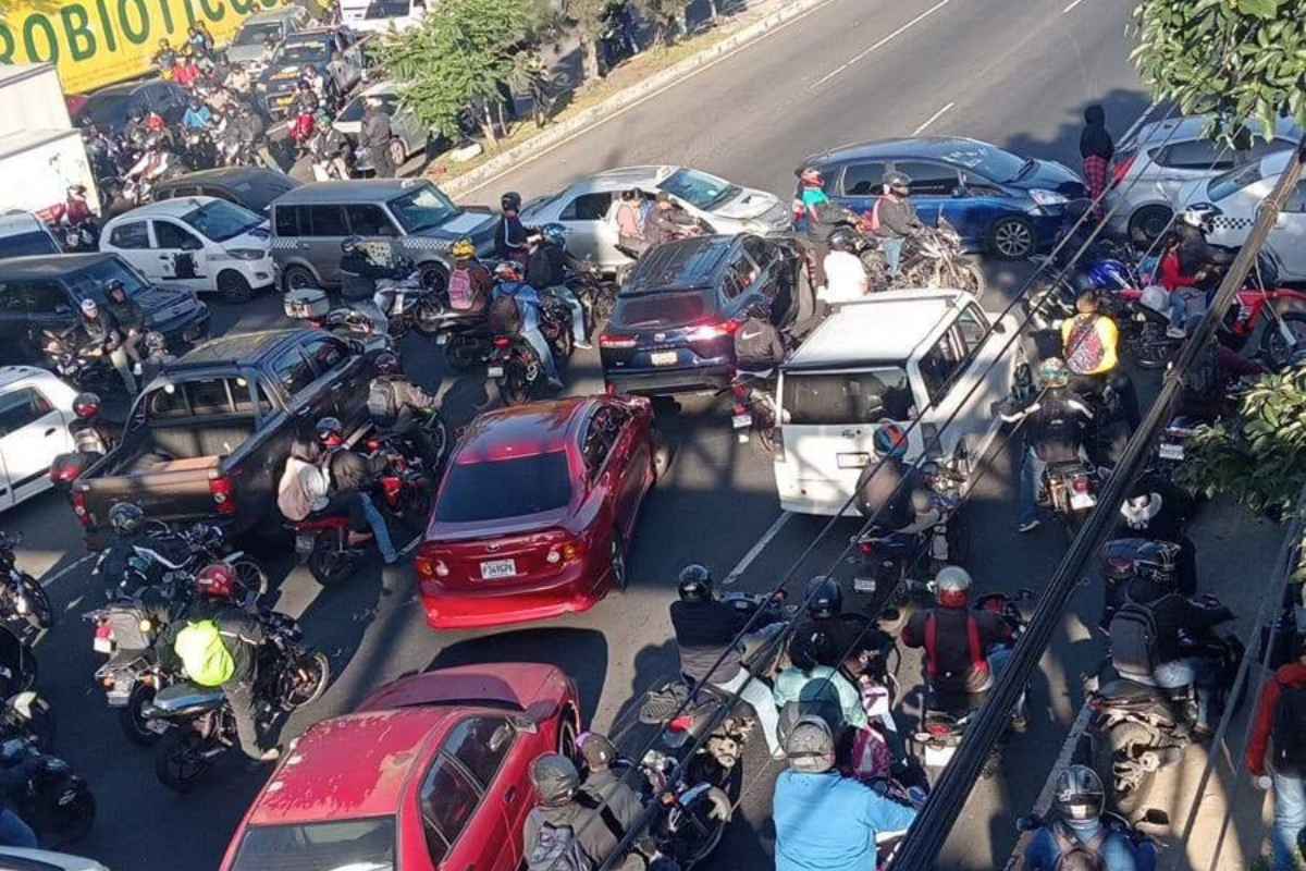 Alza de combustibles desata bloqueo de taxistas y paraliza la calzada Roosevelt