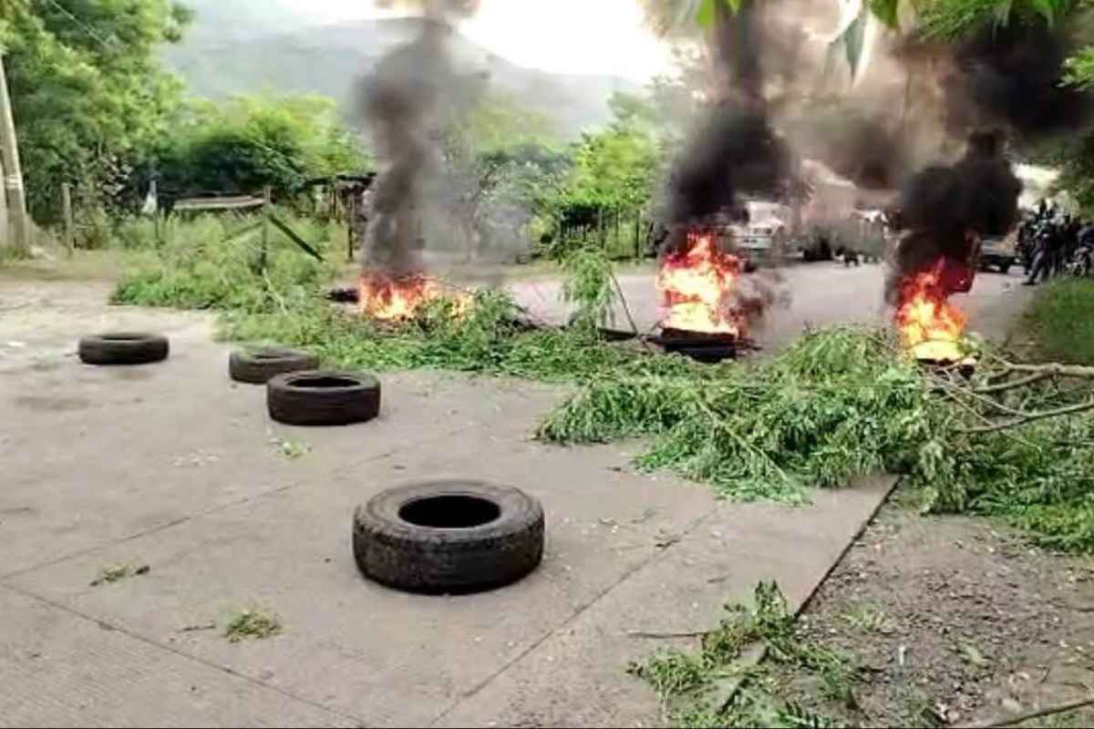 Bloqueo paraliza la RN-7E en El Estor
