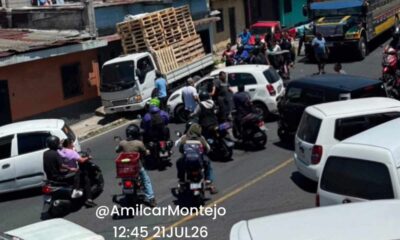Bloqueos de taxistas complican la movilidad en Ciudad de Guatemala y Villa Nueva