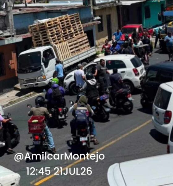 Bloqueos de taxistas complican la movilidad en Ciudad de Guatemala y Villa Nueva