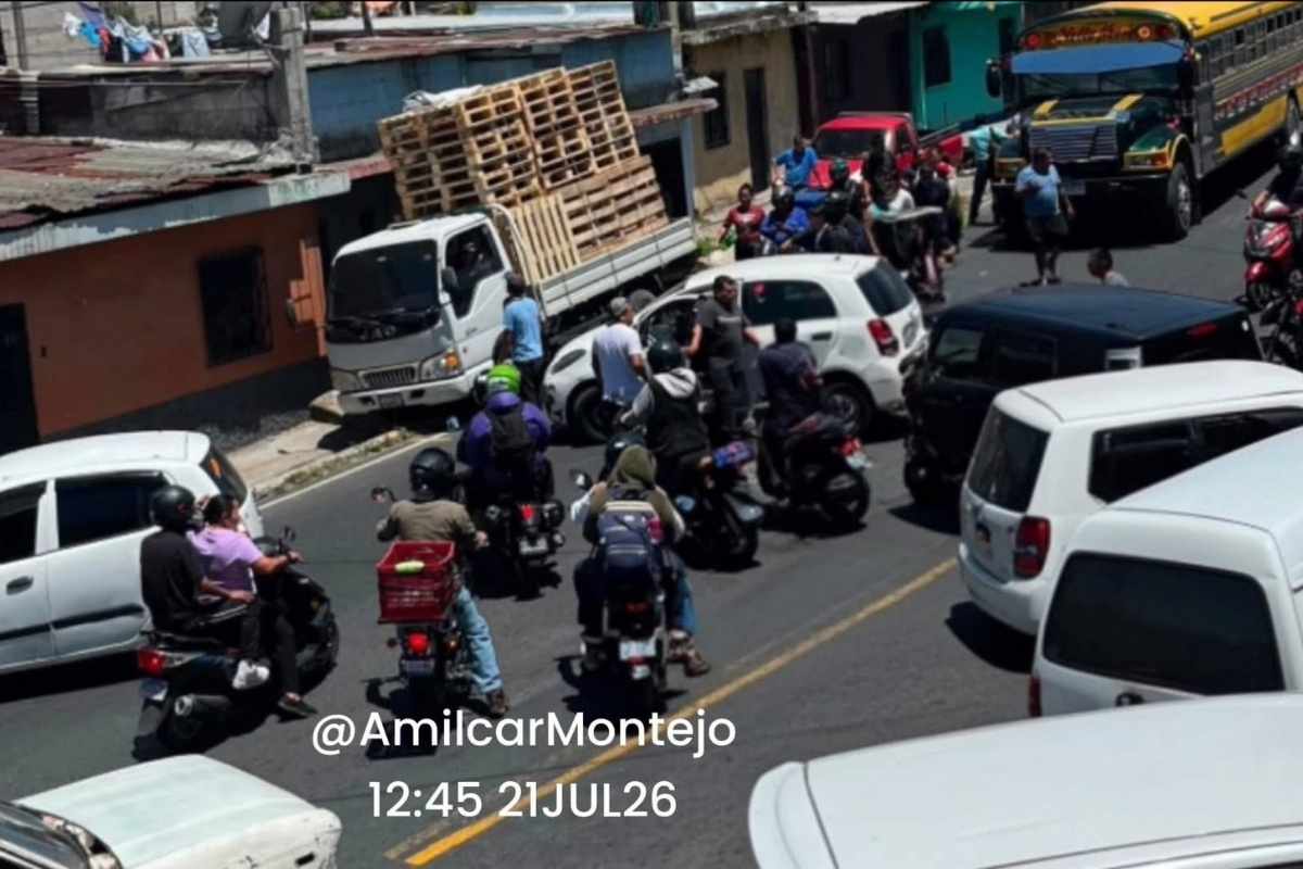 Bloqueos de taxistas complican la movilidad en Ciudad de Guatemala y Villa Nueva