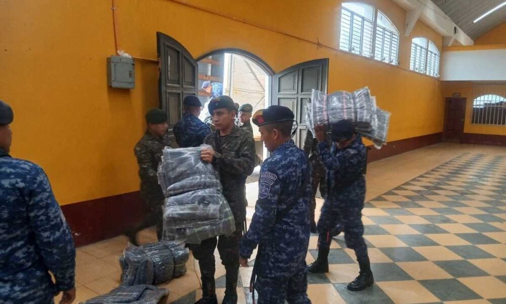 Helicópteros del Ejército aceleran entrega de ayuda a comunidades aisladas por inundaciones
