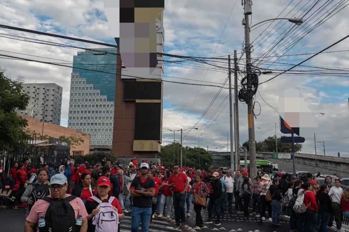 Salubristas inician concentración en la calzada Roosevelt y autoridades monitorean posibles complicaciones viales