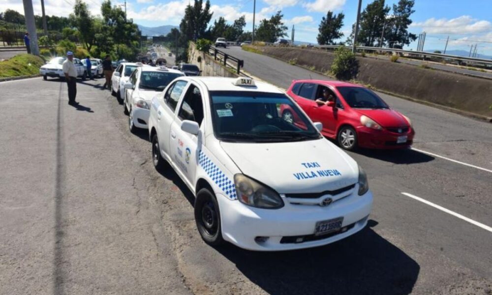 Taxistas anuncian nuevas protestas ante aumento en los precios de combustibles