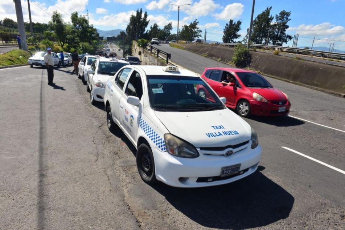 Taxistas anuncian nuevas protestas ante aumento en los precios de combustibles