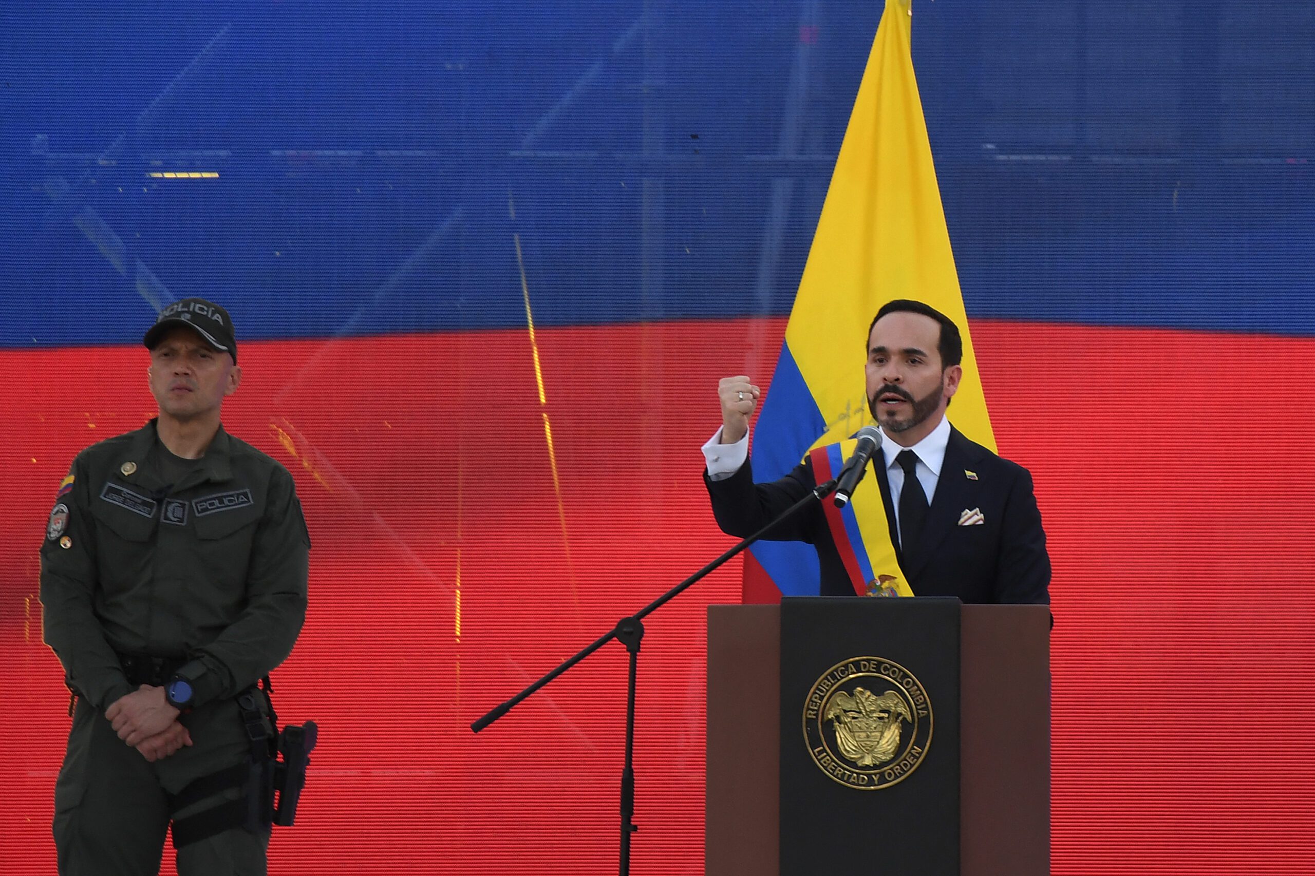 De la Espriella llega al poder de Colombia con la promesa de enfrentar "sin tregua al narcoterrorismo"