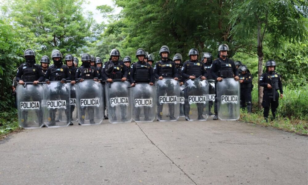 Agente de la PNC muere y otros dos resultan heridos durante desalojo en Izabal