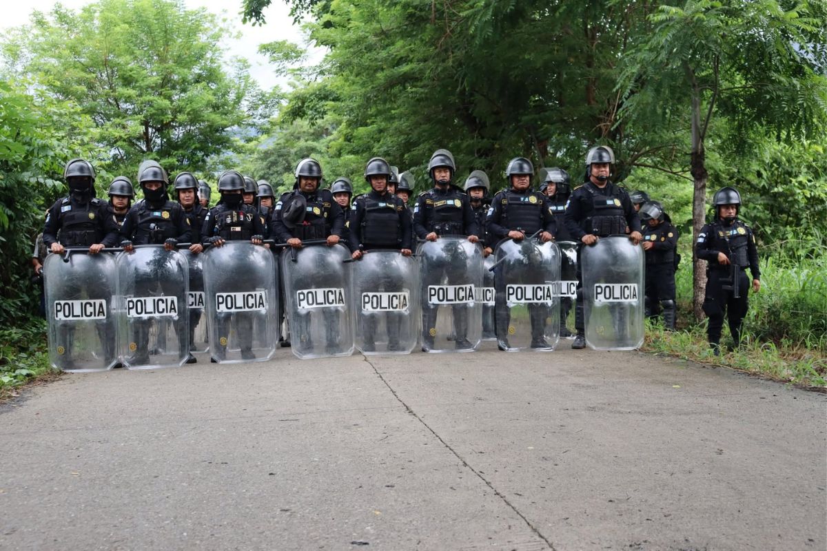 Agente de la PNC muere y otros dos resultan heridos durante desalojo en Izabal