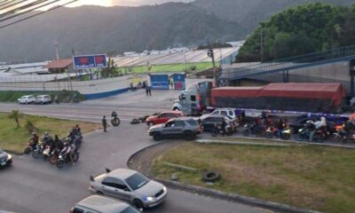 Alza de combustibles y malas carreteras llevan a transportistas a bloquear la ruta al Pacífico