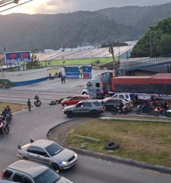 Alza de combustibles y malas carreteras llevan a transportistas a bloquear la ruta al Pacífico