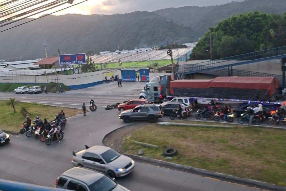 Alza de combustibles y malas carreteras llevan a transportistas a bloquear la ruta al Pacífico