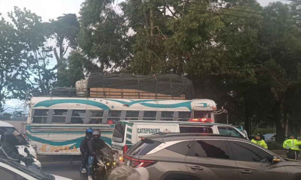 Ataque a autobús en la ruta Interamericana deja dos heridos y complica el tránsito en San Lucas Sacatepéquez