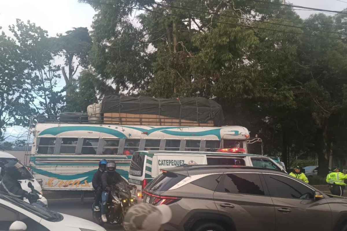 Ataque a autobús en la ruta Interamericana deja dos heridos y complica el tránsito en San Lucas Sacatepéquez
