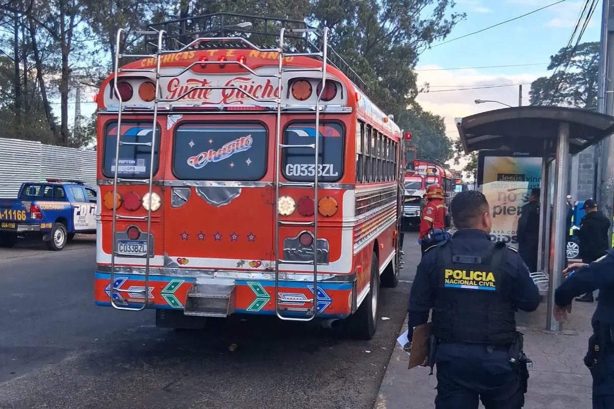 Ataque contra bus deja un piloto muerto en zona 8