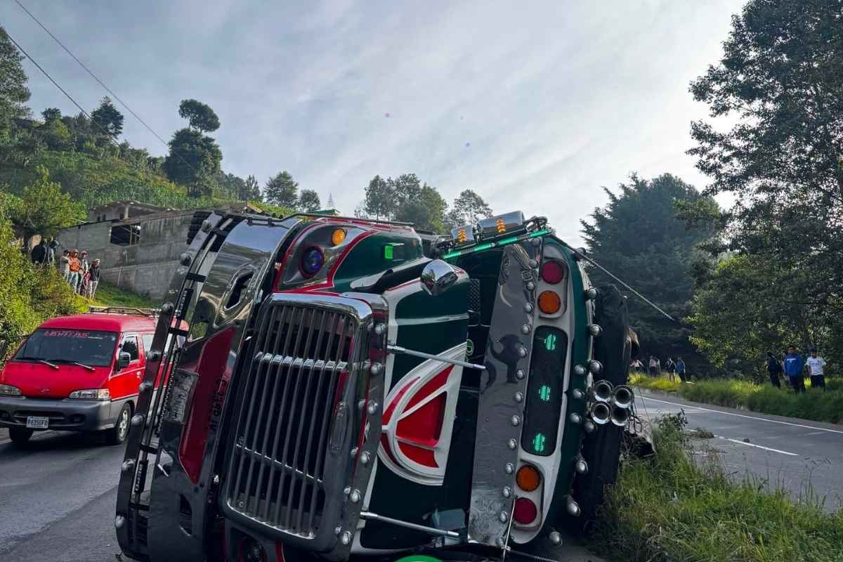 Bus vuelca en la ruta Interamericana y deja al menos 10 heridos en Quiché