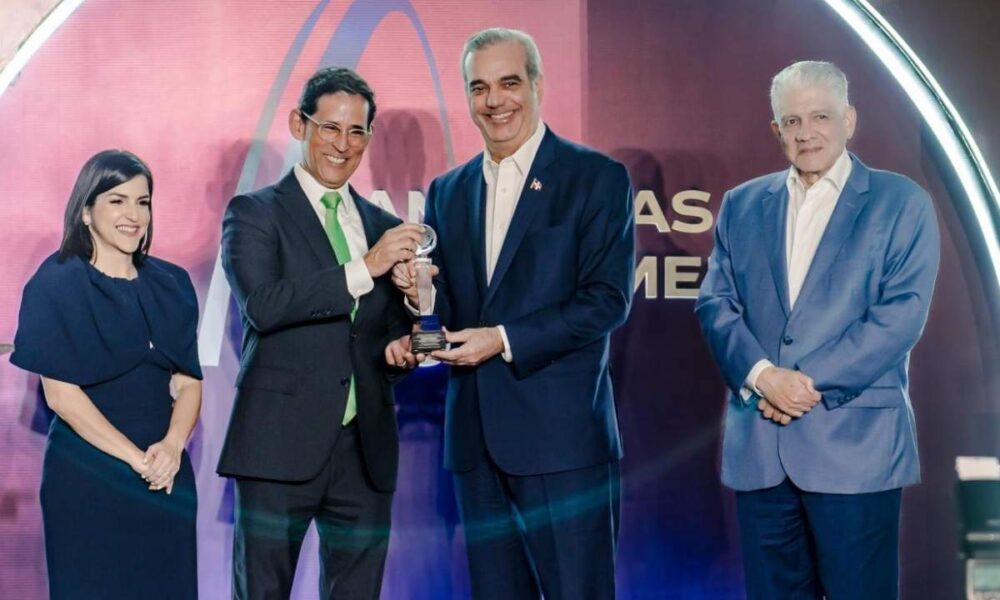 Cementos Progreso Dominicana recibe reconocimiento en foro de inversión