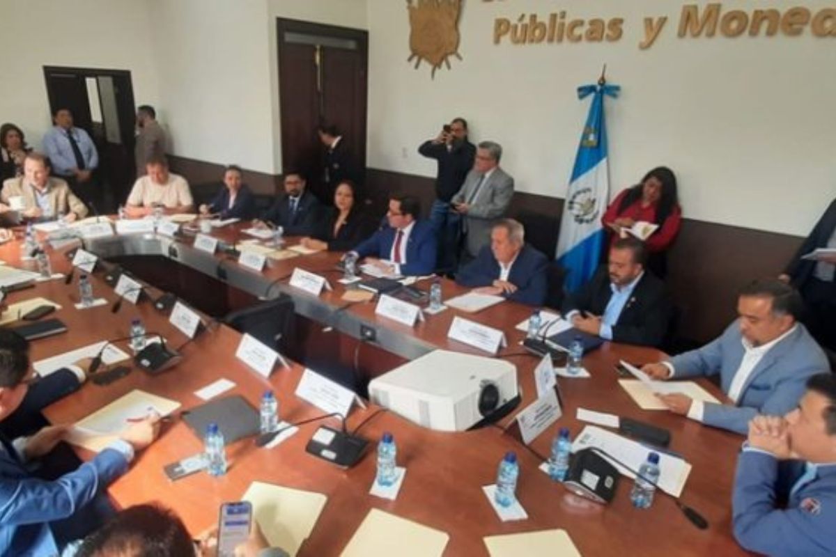 Congreso analiza fondo de hasta Q6 mil millones para estabilizar precios de combustibles