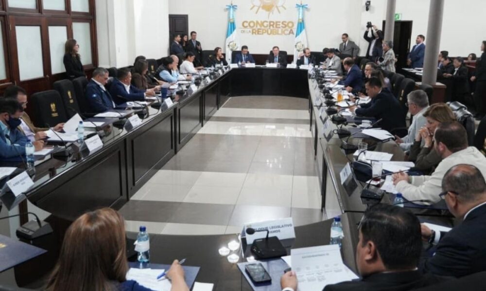 Congreso modifica agenda y deja fuera propuestas sobre precio de los combustibles