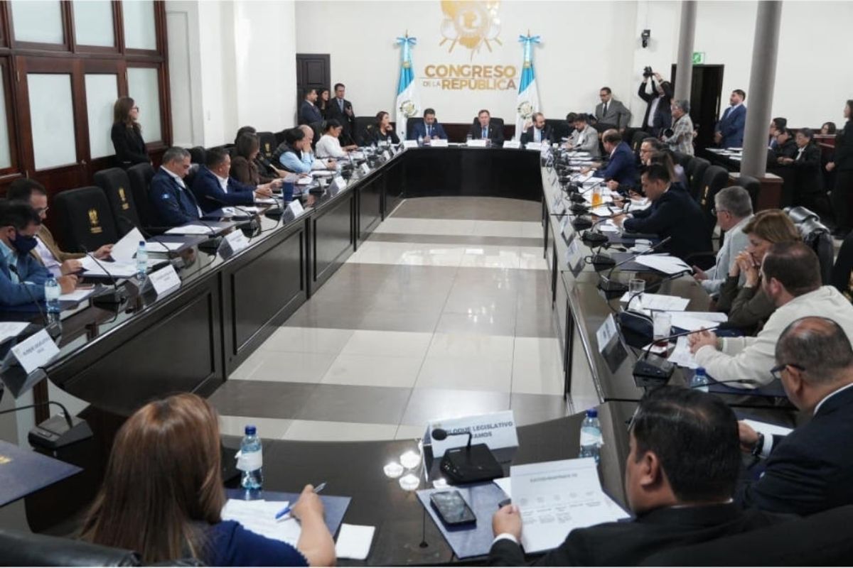 Congreso modifica agenda y deja fuera propuestas sobre precio de los combustibles