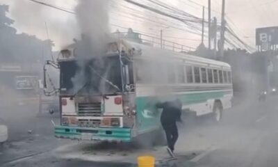 Incendio de bus y choque complican la movilidad en Carretera a El Salvador
