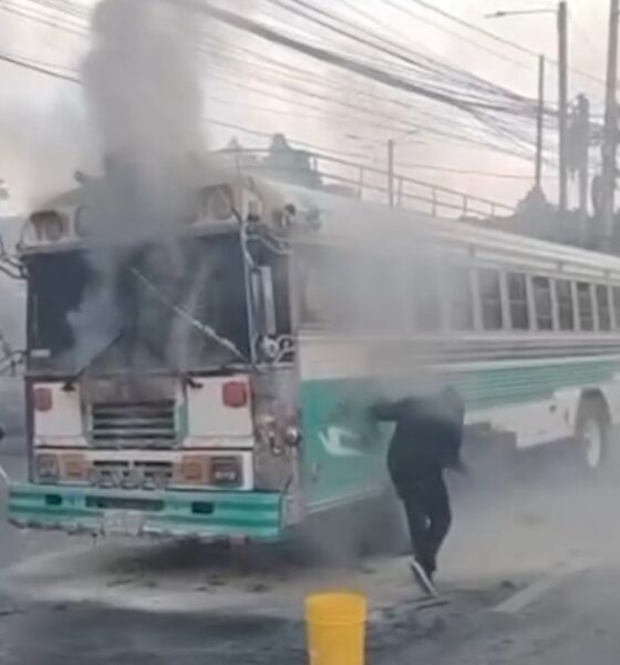 Incendio de bus y choque complican la movilidad en Carretera a El Salvador