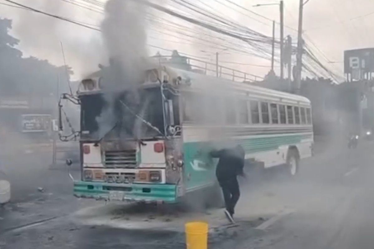 Incendio de bus y choque complican la movilidad en Carretera a El Salvador