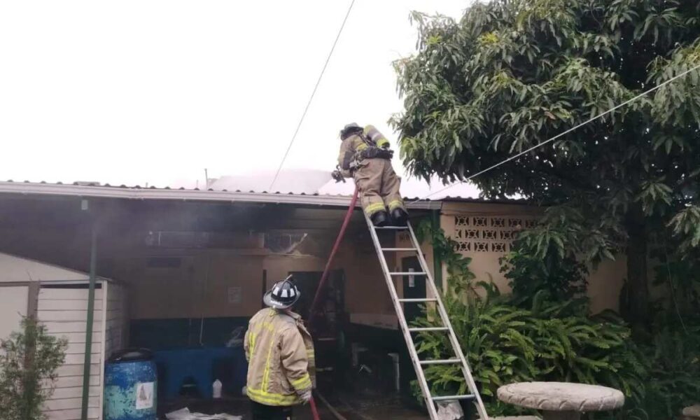 Incendio destruye bodega de una escuela en el Barrio Gerona