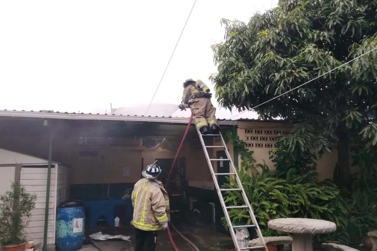Incendio destruye bodega de una escuela en el Barrio Gerona