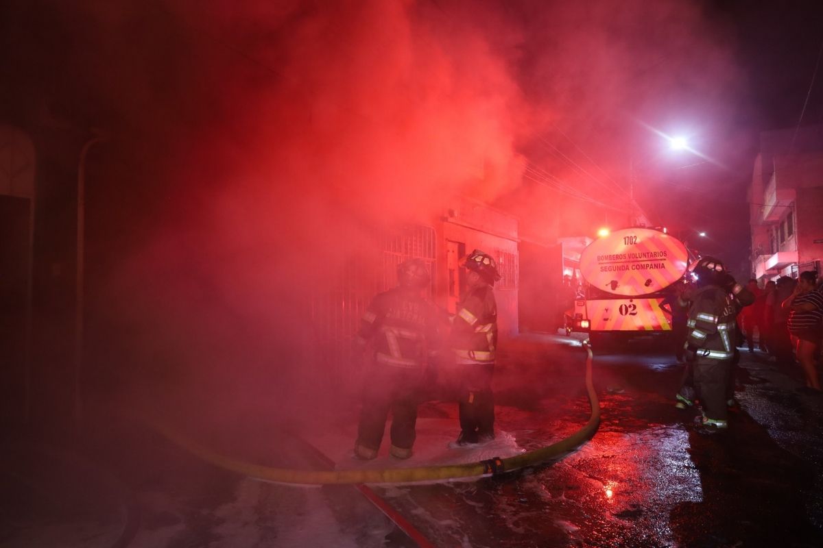Incendio en bodega química moviliza brigada especializada en Mixco