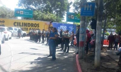 Protestas bloquean tres carreteras por el alza de combustibles