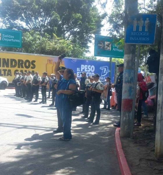 Protestas bloquean tres carreteras por el alza de combustibles