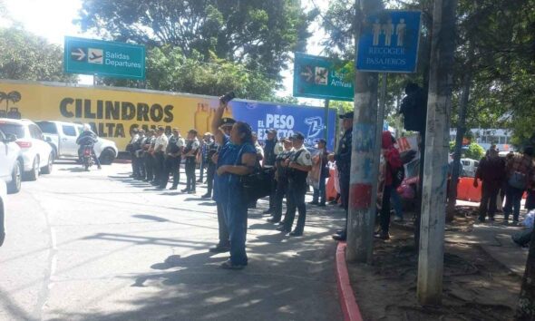 Protestas bloquean tres carreteras por el alza de combustibles
