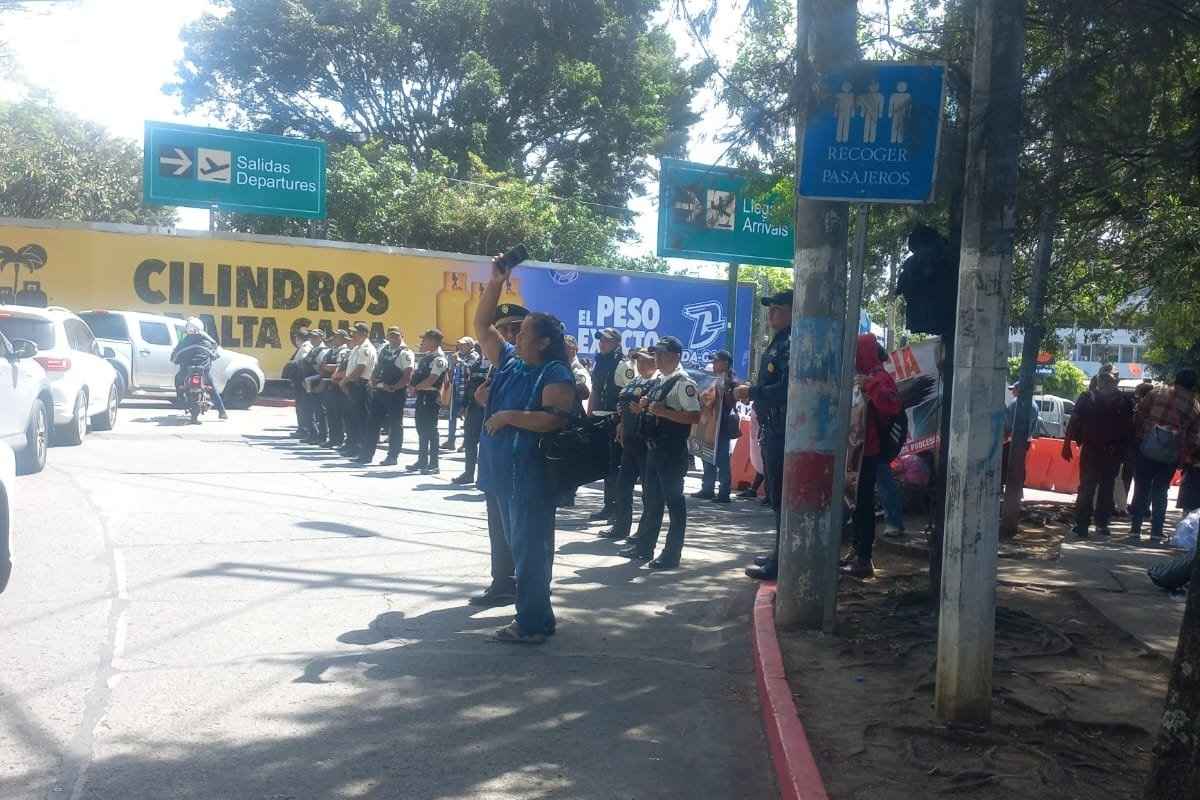 Protestas bloquean tres carreteras por el alza de combustibles