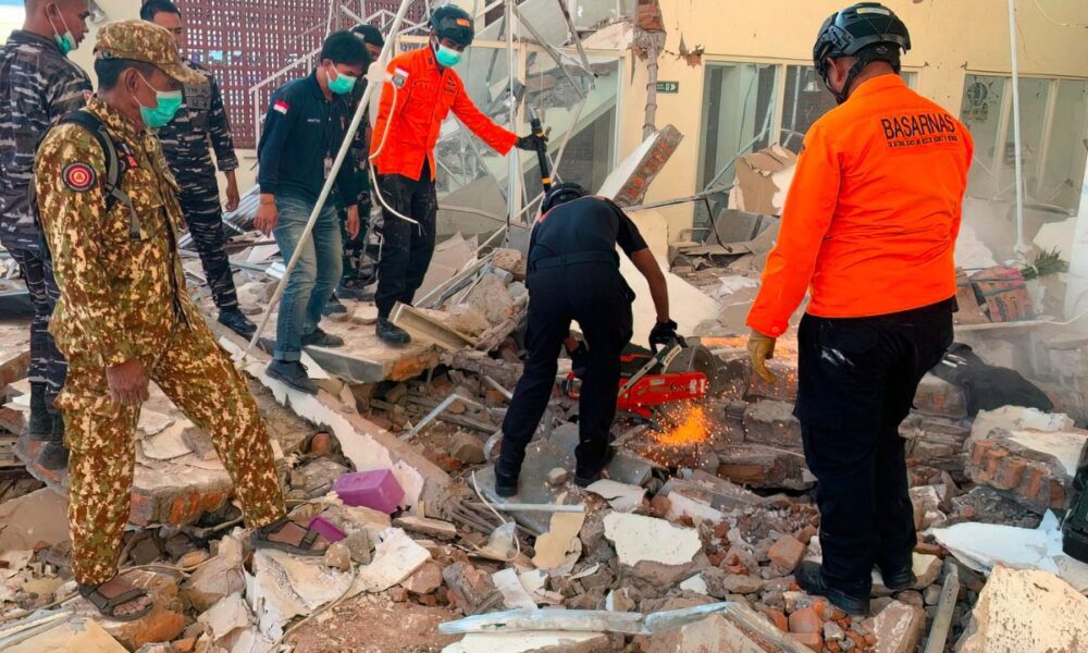 Terremoto de magnitud 7,7 deja al menos dos muertos y daños en Indonesia