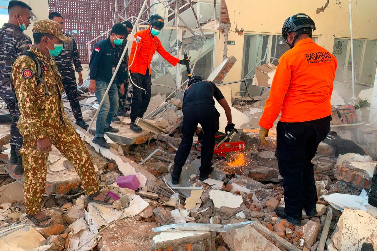 Terremoto de magnitud 7,7 deja al menos dos muertos y daños en Indonesia