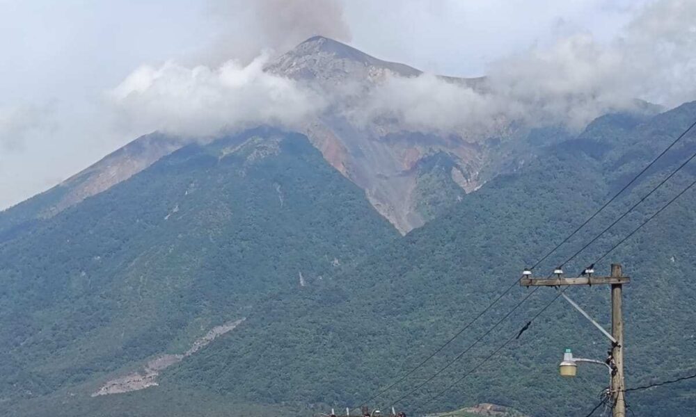 Volcán de Fuego intensifica explosiones y dispersa ceniza hacia comunidades cercanas