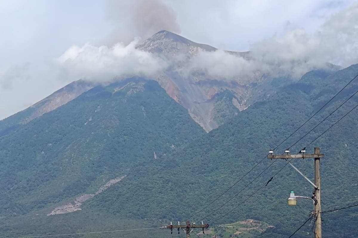 Volcán de Fuego intensifica explosiones y dispersa ceniza hacia comunidades cercanas