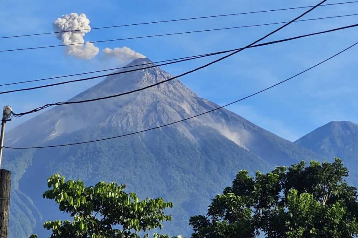Volcán de Fuego mantiene alerta por ceniza que podría desplazarse hasta 50 kilómetros