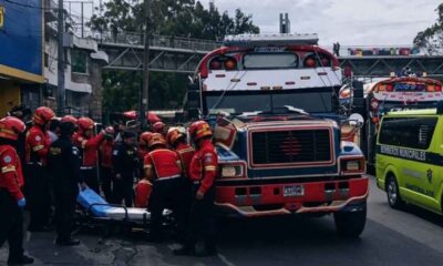 Balean autobús en El Trébol ayudante herido y caos vial