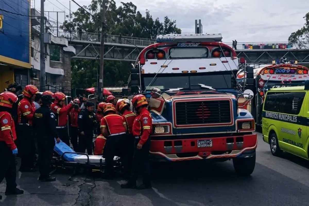 Balean autobús en El Trébol ayudante herido y caos vial