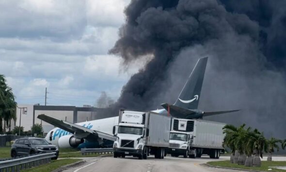 Boeing 767 de Amazon se incendia tras chocar contra vehículos en el Aeropuerto de Miami