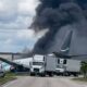 Boeing 767 de Amazon se incendia tras chocar contra vehículos en el Aeropuerto de Miami
